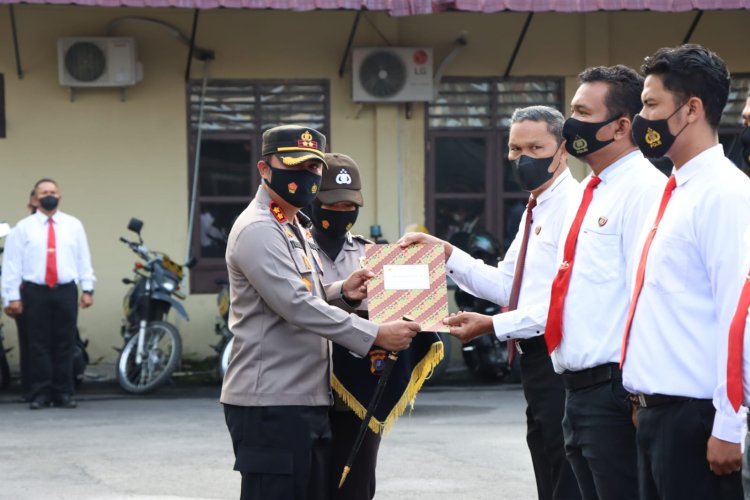 Kapolres Sibolga anugerahkan Reward kepada personil berprestasi  Sibolga