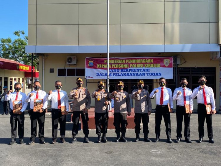 Kapolres Sibolga AKBP Taryono Raharja,SH,SIK, beri Reward Pada anggota yang berprestasi 