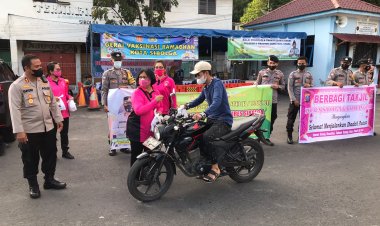 KAPOLRES Sibolga Dan Ibu Bhayangkari Bagikan 100 paket Takjil : Patuhi Prokes!