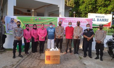 Kapolres Dan Ibu Bagi-Bagi Takjil : Patuhi Prokes !