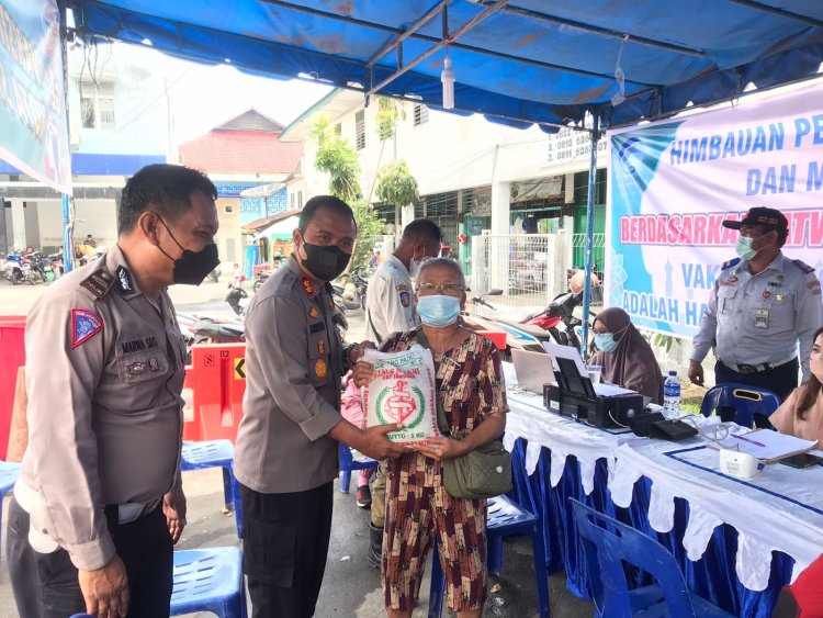 Kapolres Sibolga Tinjau Dan Beri Bantuan Pada Lansia  Percepatan Vaksin