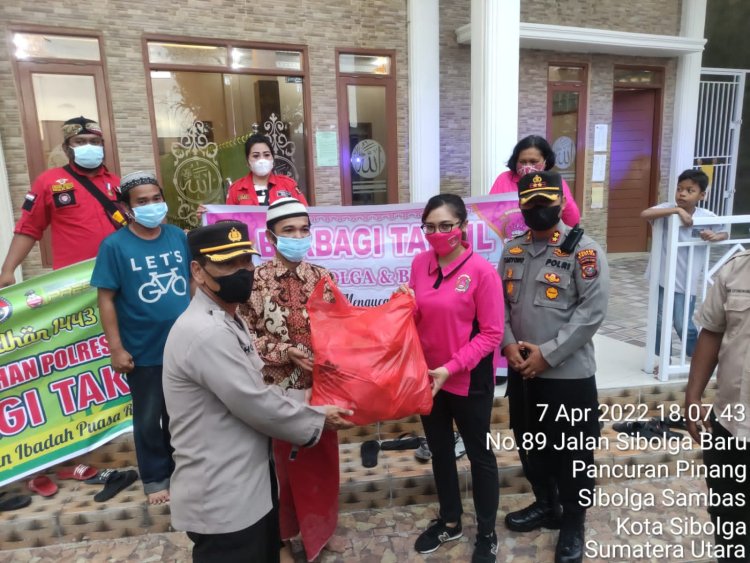 Kapolres bagi Takjil 500 Paket : Semangat Dan Patuhi Prokes 