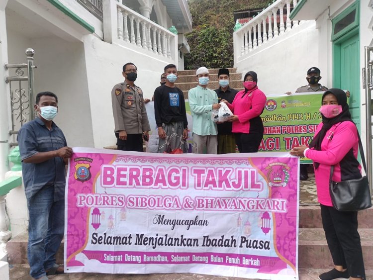 KAPOLRES SIBOLGA DAN IBU BAGI BAGI TAKJIL DI RAMADHAN 1443 H