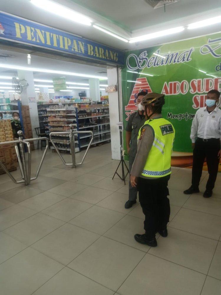 Waka Polres Sibolga Pimpin Patroli Bersepeda dan Bagikan Masker Kepada Masyarakat