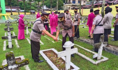 Polres Sibolga dan Tapteng Ziarah di TMP dan tabur bunga dilaut Memperingati Hari Bhayangkara ke 76