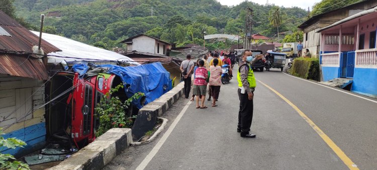Sopir ngantuk, Truk Tangki Terguling Timpa Rumah Warga