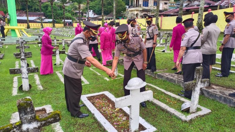 Polres Sibolga dan Tapteng Ziarah di TMP dan tabur bunga dilaut Memperingati Hari Bhayangkara ke 76