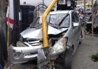 Mengantuk, Xenia Tabrak Tiang Listrik 