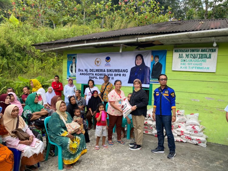 Anggota DPR RI Delmeria S, Salurkan Beras di Tapteng