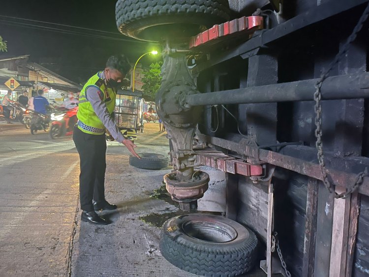 Patah as, roda lepas, Truk colt Diesel terbalik Timpa sepeda Motor