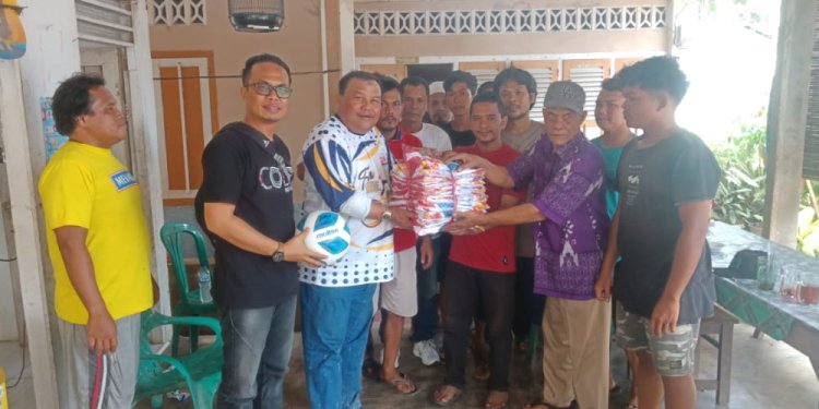 Syarfi Berkunjung dan Salurkan Bantuan Untuk SSB Sinar Muda Sibabangun 