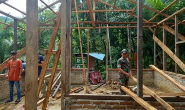 Ringankan Beban Warga, Babinsa Bantu Bangun Rumah Tempat Tinggal