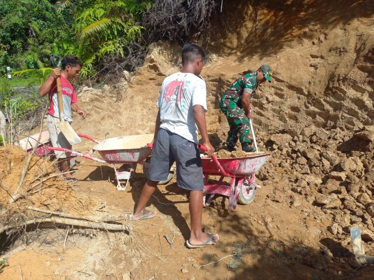 Babinsa Dampingi Pembangunan Jalan Setapak Untuk Kelancaran Akses Jalan Warga
