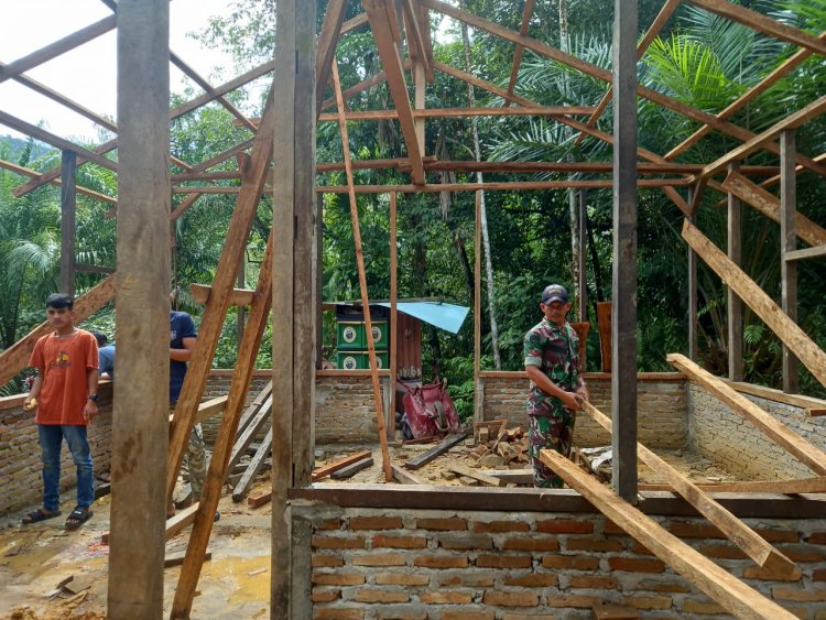 Ringankan Beban Warga, Babinsa Bantu Bangun Rumah Tempat Tinggal