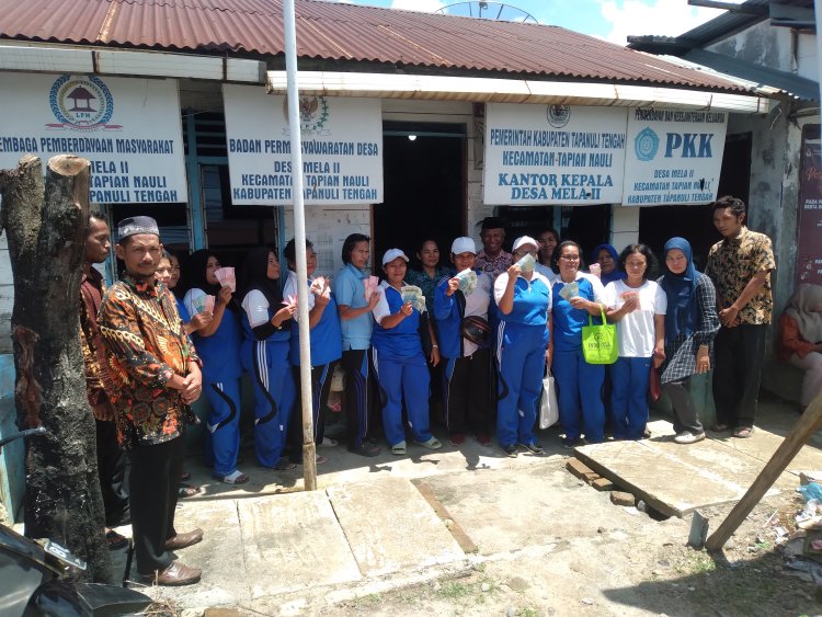 Pemdes Mela II Serahkan Honor Kader Posyandu, Guru Agama & KPM
