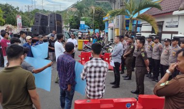 Geram Demo Kantor Perindag Dan Kajari Sibolga, tuntut oknum Kadis Perindag Sibolga diperiksa