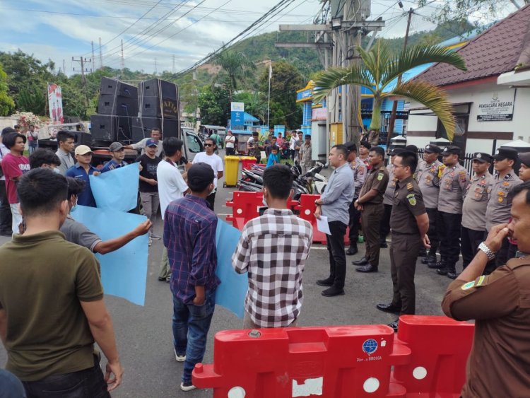 Geram Demo Kantor Perindag Dan Kajari Sibolga, tuntut oknum Kadis Perindag Sibolga diperiksa