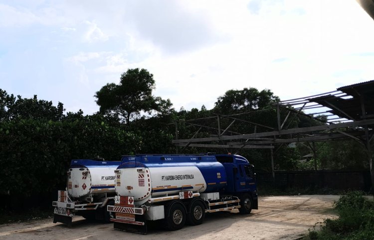 Diduga Illegal, Truk Tangki BBM Solar Bongkar di Gudang Tertutup di Pondok Batu, Personil TNI-AD Datangi lokasi