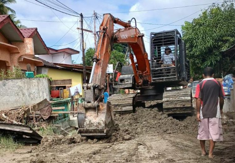 Dua Alat Berat Dikerahkan Untuk Normalisasi Aek Sirahar yang Jebol  