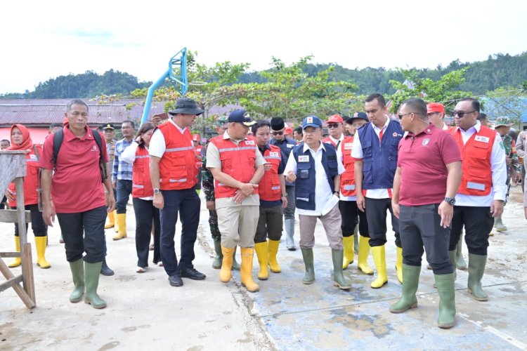 Ketua PMI Jusuf Kalla kunjungi dan Serahkan Bantuan Pada korban Banjir Bandang