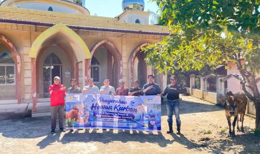 PLN Indonesia Power Services UBP Labuhan Angin Serahkan Hewan Kurban ke Warga